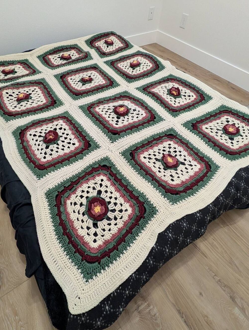 EUC VTG Crocheted 3D Flowers Afghan Throw Blanket Grannycore Cottagecore 59x77